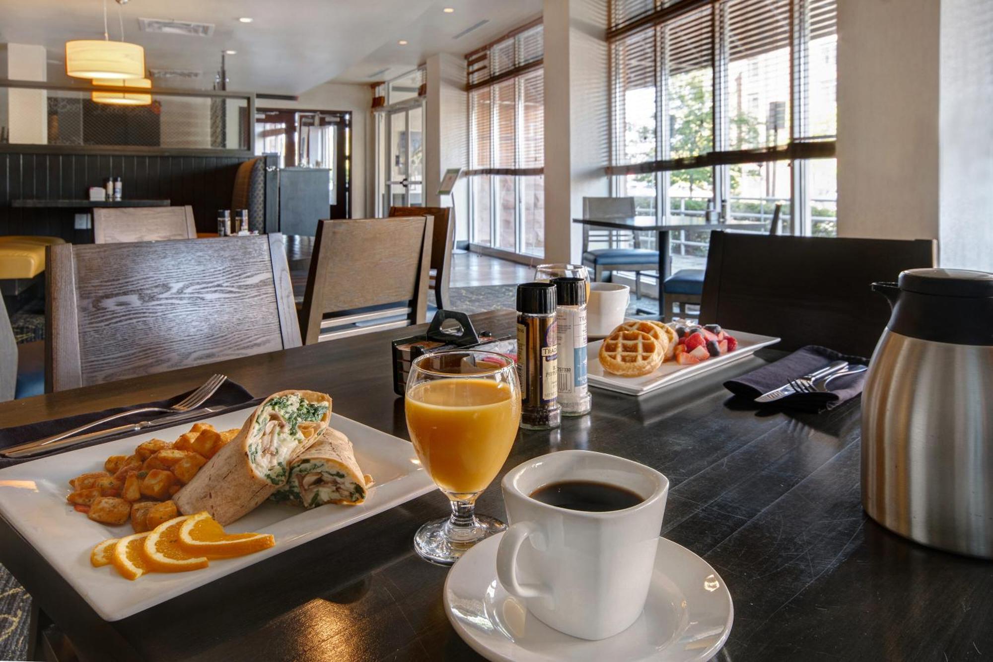 Holiday Inn Detroit Metro Airport By Ihg Romulus Exterior photo