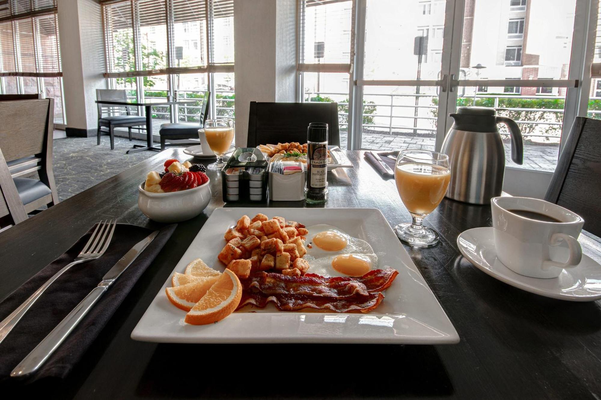 Holiday Inn Detroit Metro Airport By Ihg Romulus Exterior photo