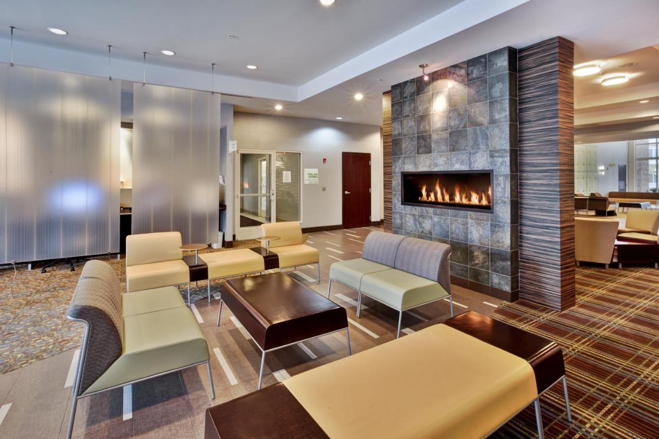 Holiday Inn Detroit Metro Airport By Ihg Romulus Exterior photo