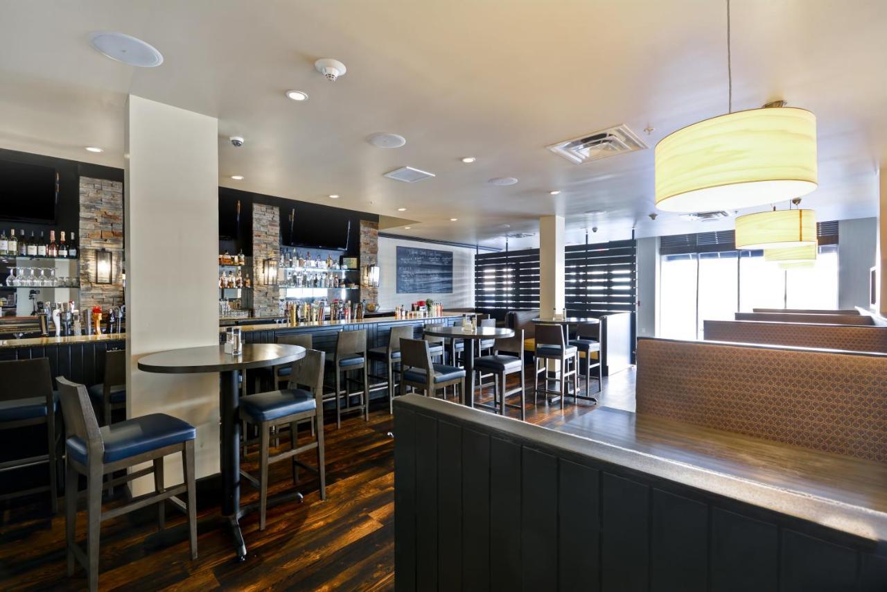 Holiday Inn Detroit Metro Airport By Ihg Romulus Exterior photo
